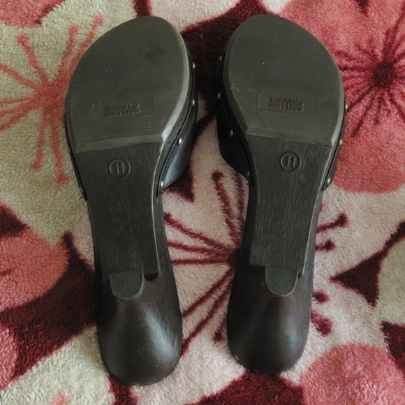 *4 for $10-CLOSET CLEANOUT* Black Floral Heels - Picture 3 of 4